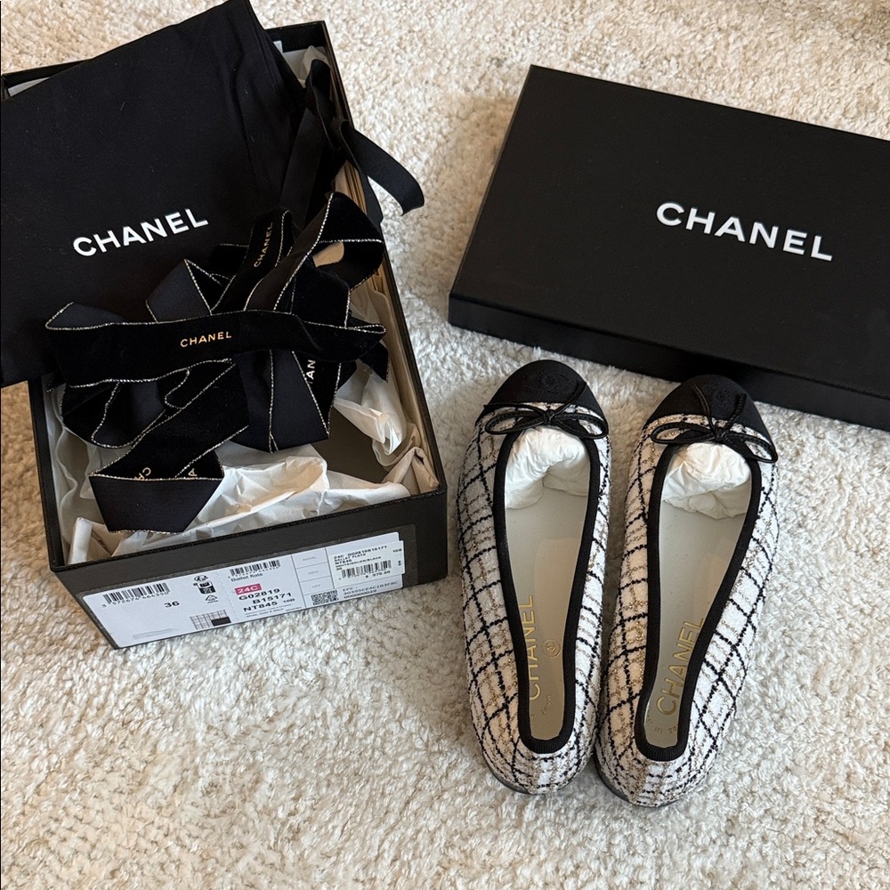 CHANEL new flats, white/gold/black
